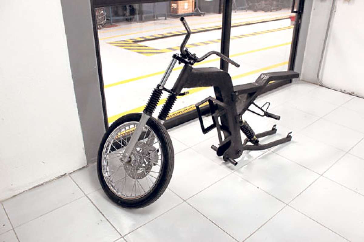 La moto completamente el&eacute;ctrica fue construida por 16 estudiantes de la Universidad del Azuay, su nombre es &lsquo;Kuntur&rsquo; que significa c&oacute;ndor. FOTO: XIMENA GUERRERO.