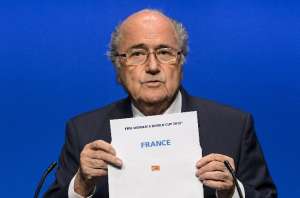 &iquest;Puede Blatter seguir al tim&oacute;n de la FIFA?
