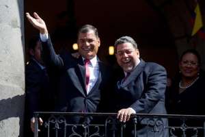 El presidente de Ecuador, Rafael Correa (i), saluda junto al primero ministro de San Vicente y las Granadinas, Ralph Gonsalves (d), desde el balcon del Palacio de Carondelet, en Quito. Foto: EFE
