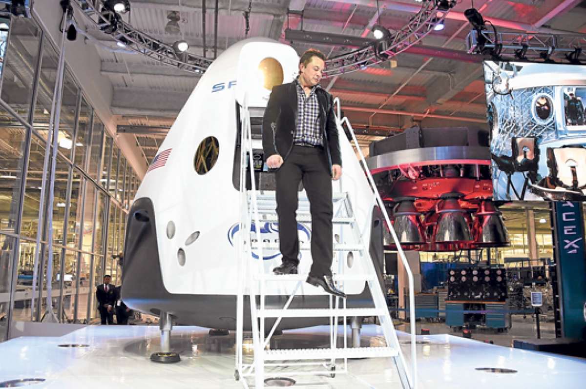 Elon Musk, fundador de SpaceX, desembarca de su nave Dragon V2, con la que aspira a llegar a Marte. Foto: AFP.