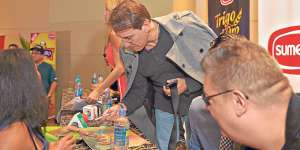 Ren&eacute; Farrait firma aut&oacute;grafos en discos y p&oacute;steres de fans. Ray Reyes (d) mira a su compa&ntilde;ero de Menudo. William Orellana / El Tel&eacute;grafo