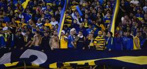&lsquo;Rafa&rsquo; Di Zeo (canoso) y Mauro Mart&iacute;n (bufanda) entre los hinchas de Boca en el entretiempo del partido que ese equipo disput&oacute; contra Independiente del Valle en el Ol&iacute;mpico Atahualpa (2016).