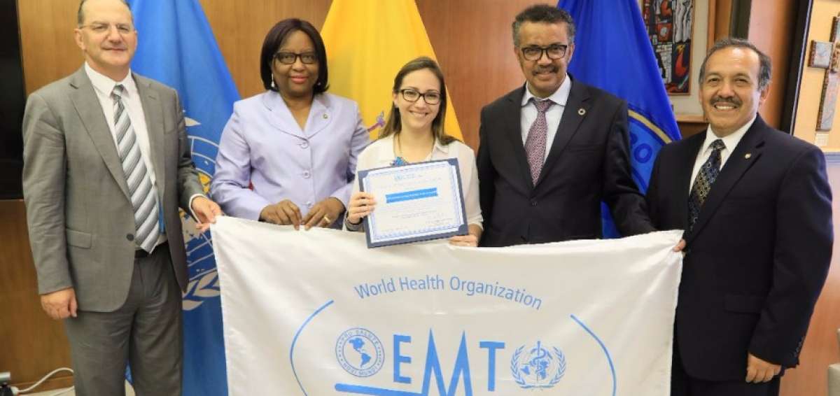 La ministra Espinosa (c) recibi&oacute; la certificaci&oacute;n de Equipos M&eacute;dicos de Emergencia nivel II de manos del director general de la Organizaci&oacute;n Mundial de la Salud, Tedros Adhanom (segundo desde la derecha). 