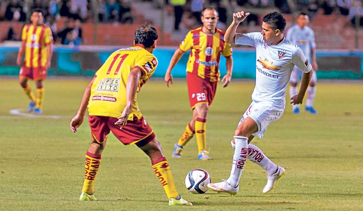 Diego Morales (d), de Liga de Quito, se proyecta con la pelota ante la marca de un jugador de Aucas, en el partido de la vig&eacute;sima jornada. Foto: Archivo / El Tel&eacute;grafo.