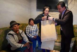 El ministro Esteban Bernal (der.) entregó &#039;kits&#039; de vestimenta a la familia del menor. 