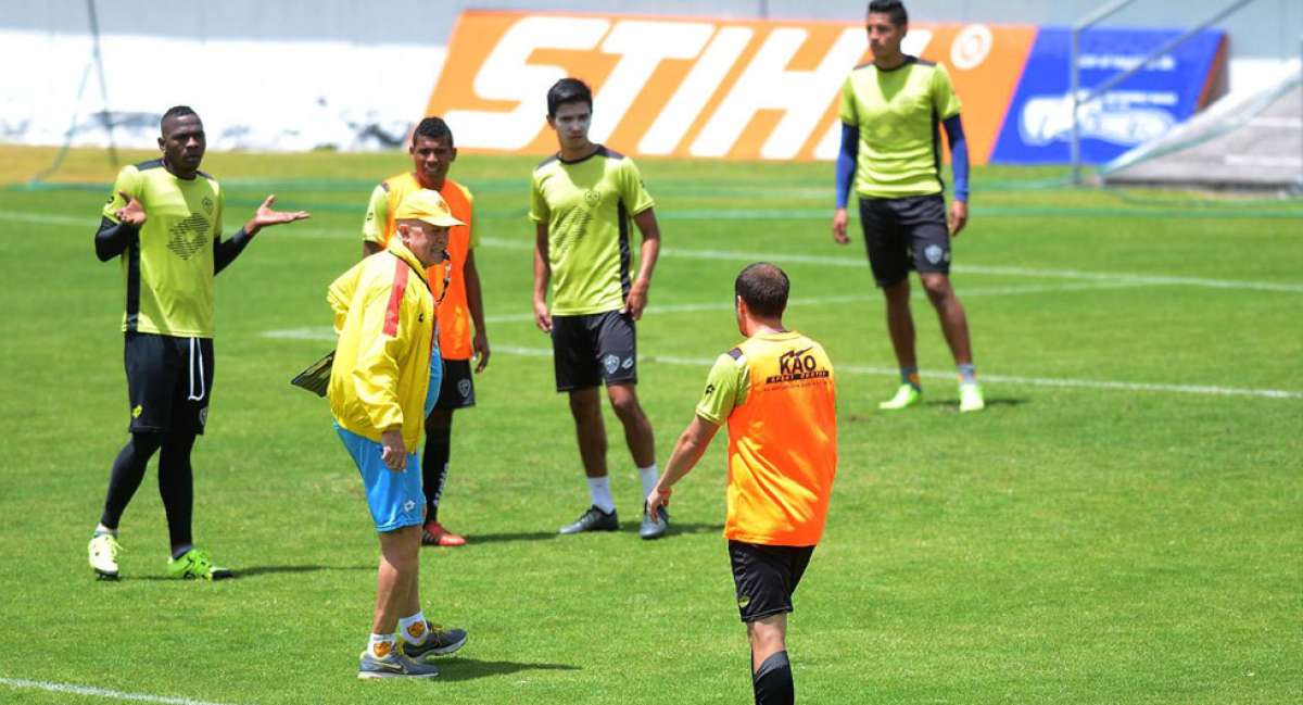El director t&eacute;cnico Carlos Ischia (centro) durante una pr&aacute;ctica de Aucas en el estadio Gonzalo Pozo, junto a &Aacute;lex Bola&ntilde;os (izq.) y al volante Juan Marcari&eacute;. Foto: API