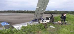 Rescatan a dos mexicanos de avioneta accidentada en Ecuador