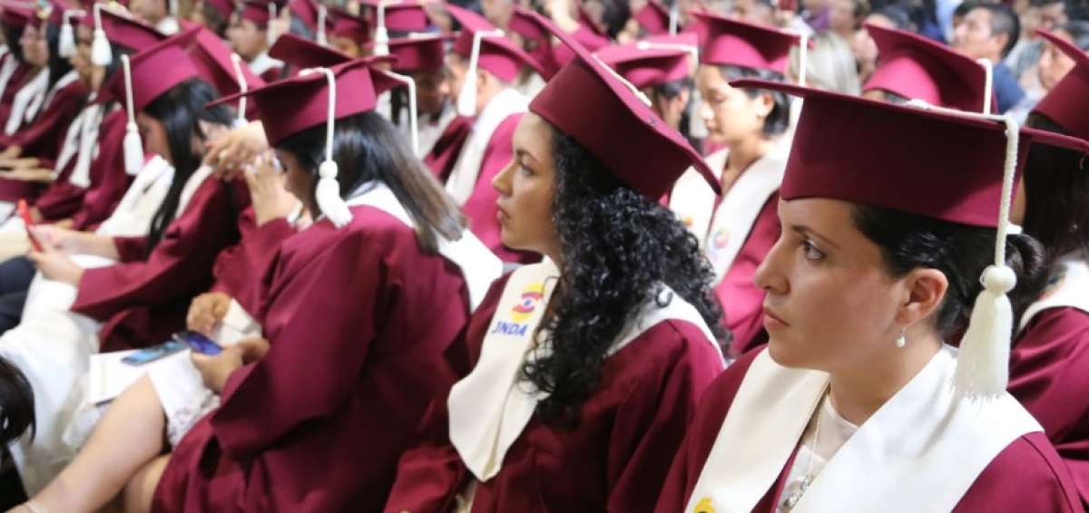 Los artesanos durante el acto de titulaci&oacute;n.