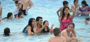 El 40% de los turistas se desplaz&oacute; a localidades de la Costa ecuatoriana. En la foto, ciudadanos disfrutan en el Parque Acu&aacute;tico Laguna, en Sauces.