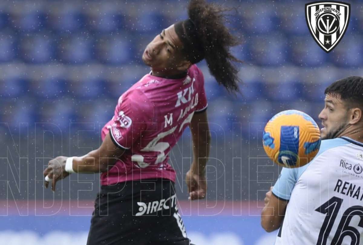 Marco Angulo, de Independiente del Valle, cabecea ante la marca de Renato César