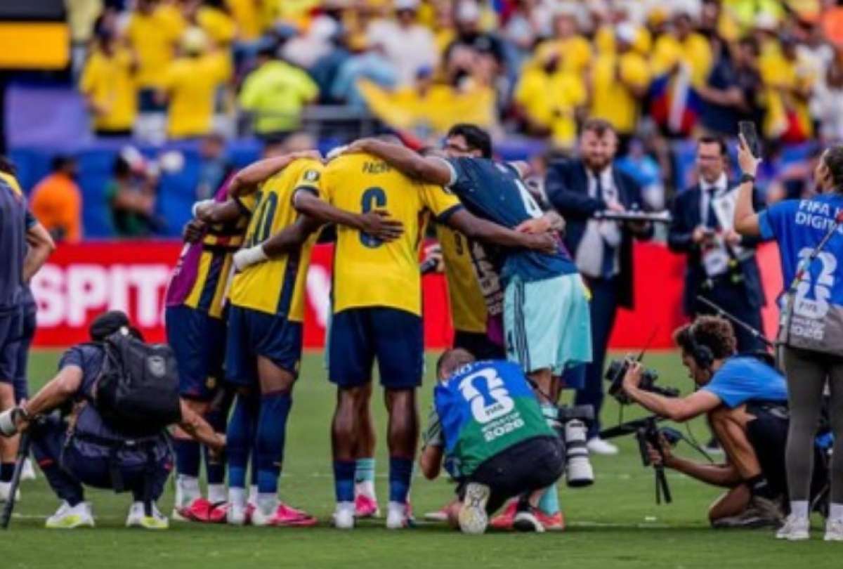 Jonathan Tah se junt&oacute; a los ecuatorianos para orar.