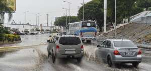 En la zona de la avenida Malec&oacute;n se formaron pozas de agua debido a las lluvias que cayeron durante la madrugada de este mi&eacute;rcoles 2 de enero en Manta.