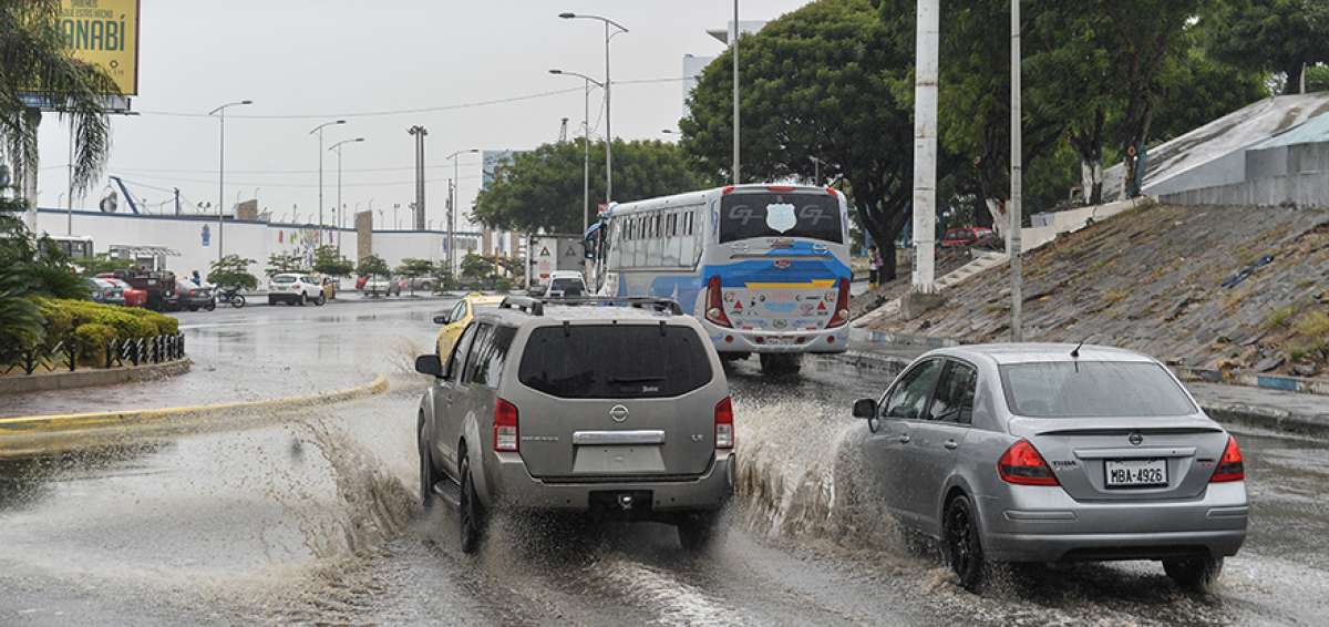En la zona de la avenida Malec&oacute;n se formaron pozas de agua debido a las lluvias que cayeron durante la madrugada de este mi&eacute;rcoles 2 de enero en Manta.