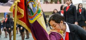 Estudiantes de la Unidad Educativa Alfredo Vera Vera, en Guayaquil, durante la ceremonia del juramento a la Bandera.