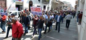 La calle Bol&iacute;var se congestion&oacute; ayer con la marcha de los transportistas urbanos en la ciudad de Cuenca.