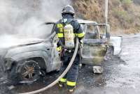 Se registró un vehículo incendiándose en la avenida Simón Bolívar en Quito