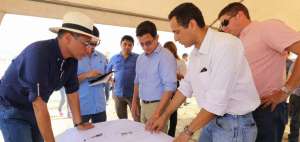 El vicepresidente Jorge Glas revisa los planos donde se construir&aacute; un programa habitacional para los afectados.