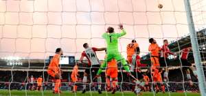 Liverpool doblega al Southampton y se acerca al United
