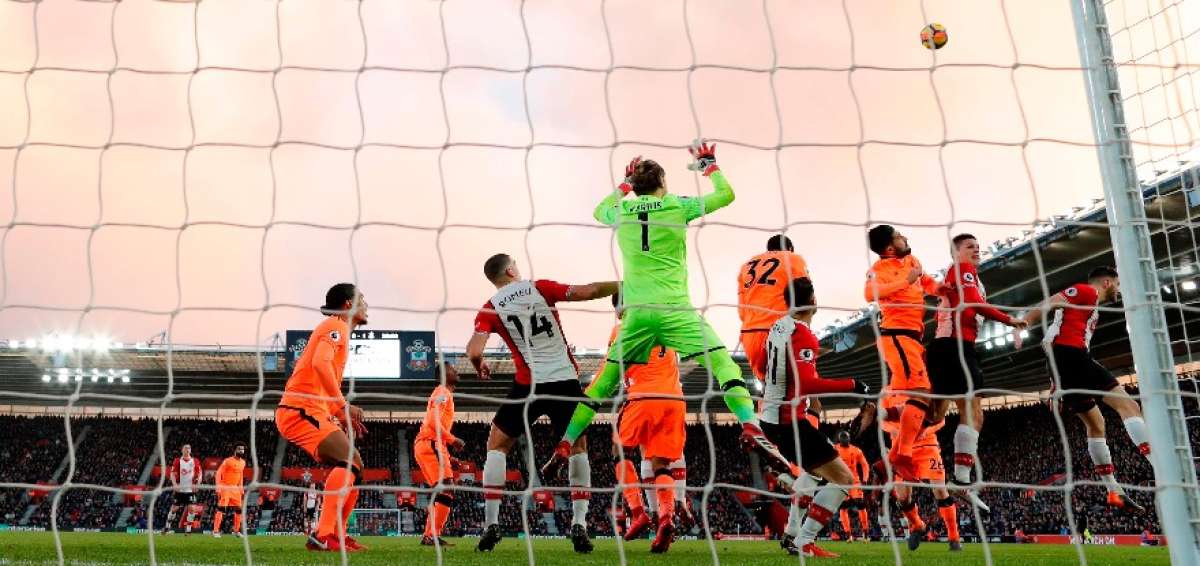 Liverpool doblega al Southampton y se acerca al United