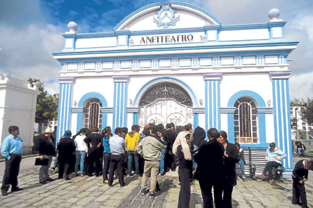 Los familiares de los polit&eacute;cnicos fallecidos llegaron al anfiteatro para retirar los cuerpos. Foto: Janeth Osorio.