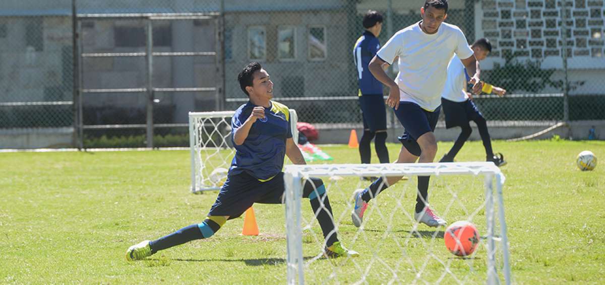 El delantero Sebasti&aacute;n Jaramillo (i) es uno de los preseleccionados nacionales que trabaja para integrar la lista definitiva que ir&aacute; a la Copa Am&eacute;rica.