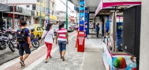 Varios locales en la Calle 13 ponen m&uacute;sica a alto volumen para atraer clientela.