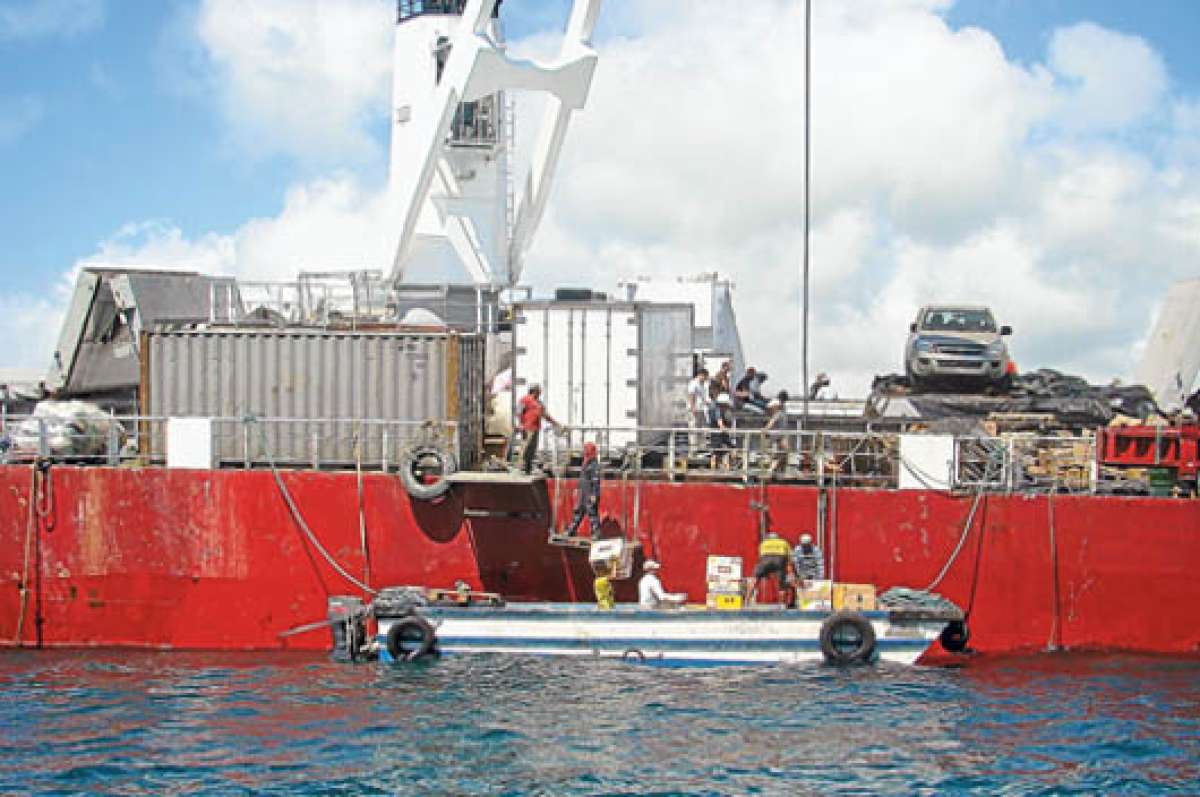 Inician acciones para reflotar buque encallado en las islas Gal&aacute;pagos 