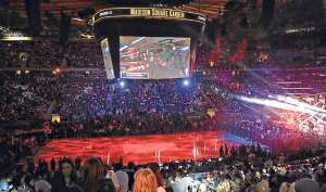 La cantante pop Christina Aguilera fue la encargada de abrir el espect&aacute;culo en el Madison Square Garden. Estuvo acompa&ntilde;ada por las legendarias bailarinas de la ciudad de Nueva York, las Rockettes. Foto: AFP