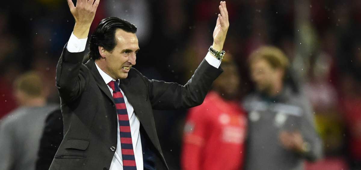 Sus gritos son escuchados en los entrenamientos y en los partidos, y gesticula de manera airada. 