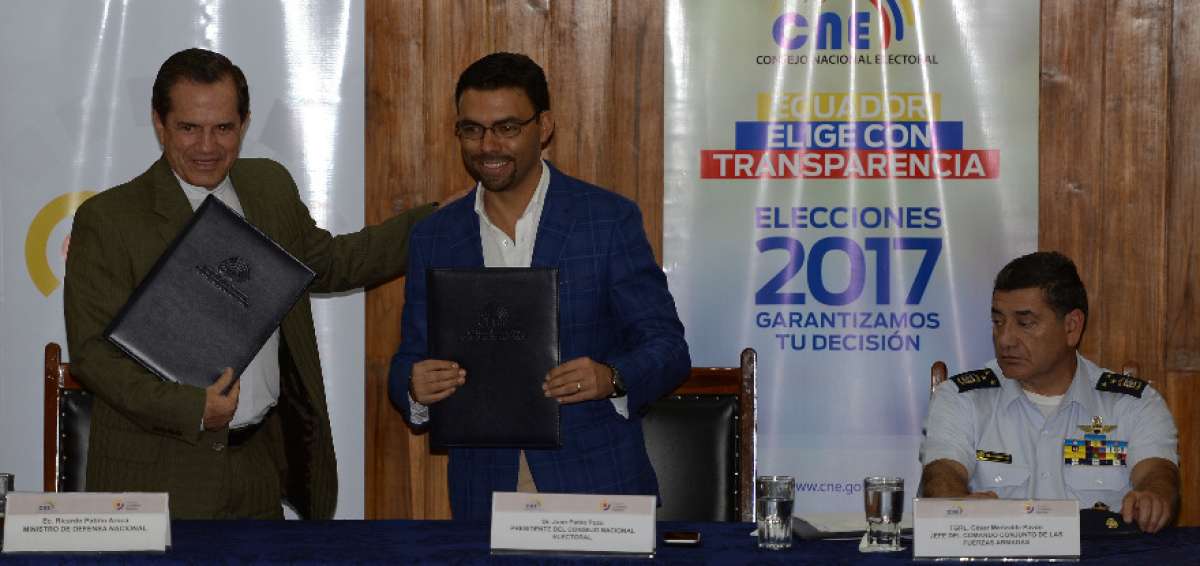 Ricardo Pati&ntilde;o (i), ministro de Defensa, y Mauricio Pozo, presidente del CNE, firmaron en Guayaquil las actas de entrega de credenciales para el sufragio de personal de la Armada y FAE. 