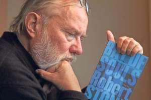 Muere escritor Robert Stone, testigo y retratista de Vietnam