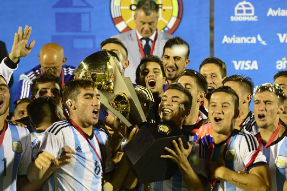 Los jugadores de la selecci&oacute;n de Argentina durante la premiaci&oacute;n como campeones del Sudamericano Sub-20, el s&aacute;bado pasado, en Montevideo (Uruguay).