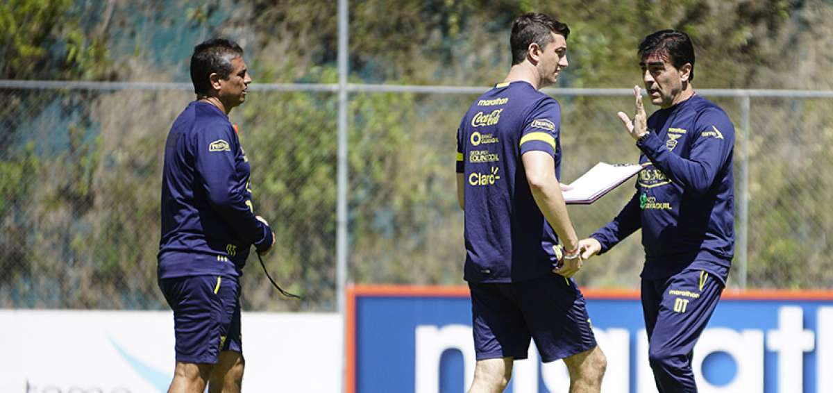 Gustavo Quinteros (d.) director t&eacute;cnico del equipo ecuatoriano, conversa con uno de sus asistentes, antes de la pr&aacute;ctica realizada en la Casa de la Selecci&oacute;n.