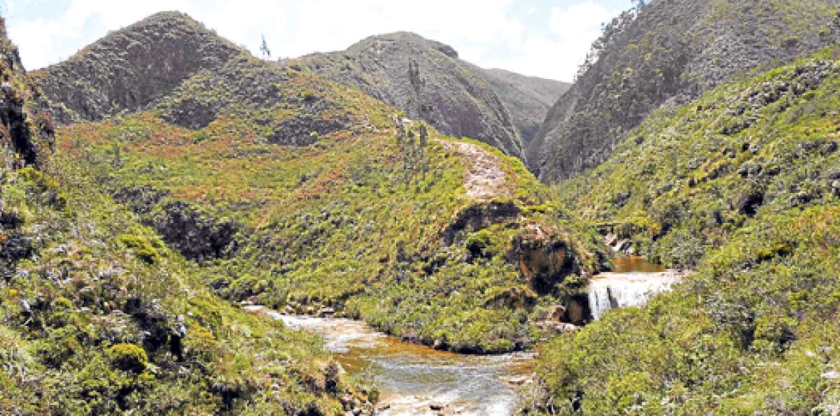 Los r&iacute;os y las monta&ntilde;as son un atractivo para los que visitan este sector de la provincia del Azuay. Foto: Cortes&iacute;a.