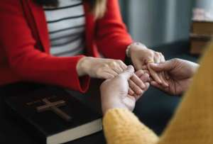 Varios usuarios en redes sociales han denunciado una preocupante estrategia delictiva. Según relatan, personas se les acercan en la vía pública con la aparente intención de orar por ellos, pero en realidad buscan escopolaminarlos para luego robarles.