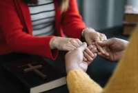 Varios usuarios en redes sociales han denunciado una preocupante estrategia delictiva. Según relatan, personas se les acercan en la vía pública con la aparente intención de orar por ellos, pero en realidad buscan escopolaminarlos para luego robarles.