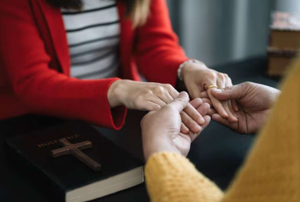 Varios usuarios en redes sociales han denunciado una preocupante estrategia delictiva. Según relatan, personas se les acercan en la vía pública con la aparente intención de orar por ellos, pero en realidad buscan escopolaminarlos para luego robarles.