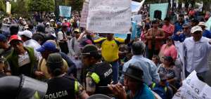 Un grupo de personas reclaman la entrega de sus casas en el plan de vivienda municipal Ciudad Bicentenario.