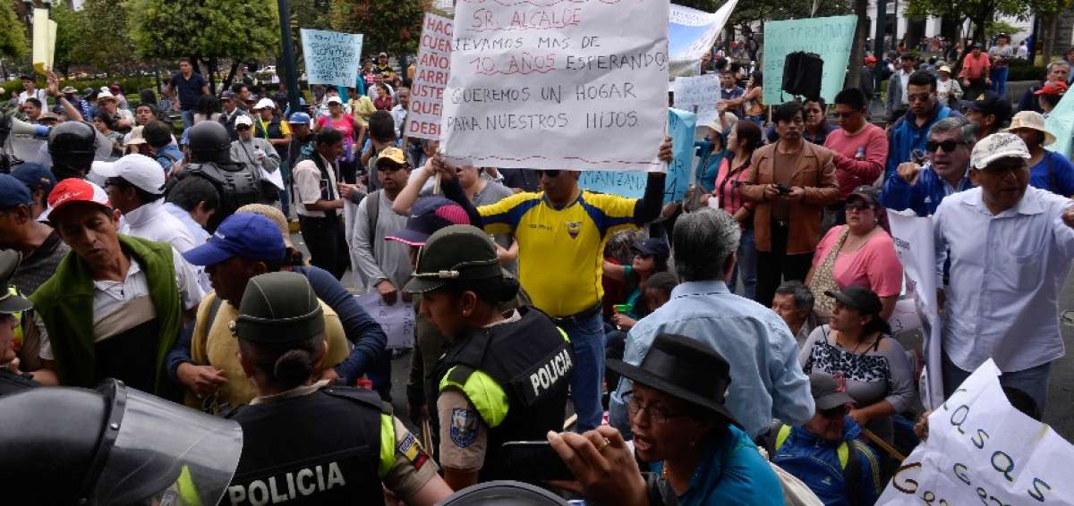 Un grupo de personas reclaman la entrega de sus casas en el plan de vivienda municipal Ciudad Bicentenario.