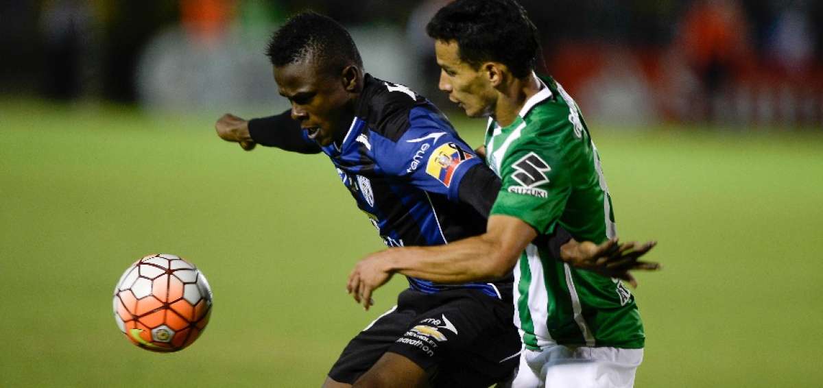 El delantero Jos&eacute; Angulo (izq.) durante la final de la Copa Libertadores pasada contra Atl&eacute;tico Nacional. 