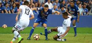 El volante &lsquo;el&eacute;ctrico&rsquo; Marcos Monda&iacute;ni elude la marca de dos jugadores del Melgar. El capit&aacute;n de Emelec fue clave en el sistema ofensivo de Alfredo Arias.      