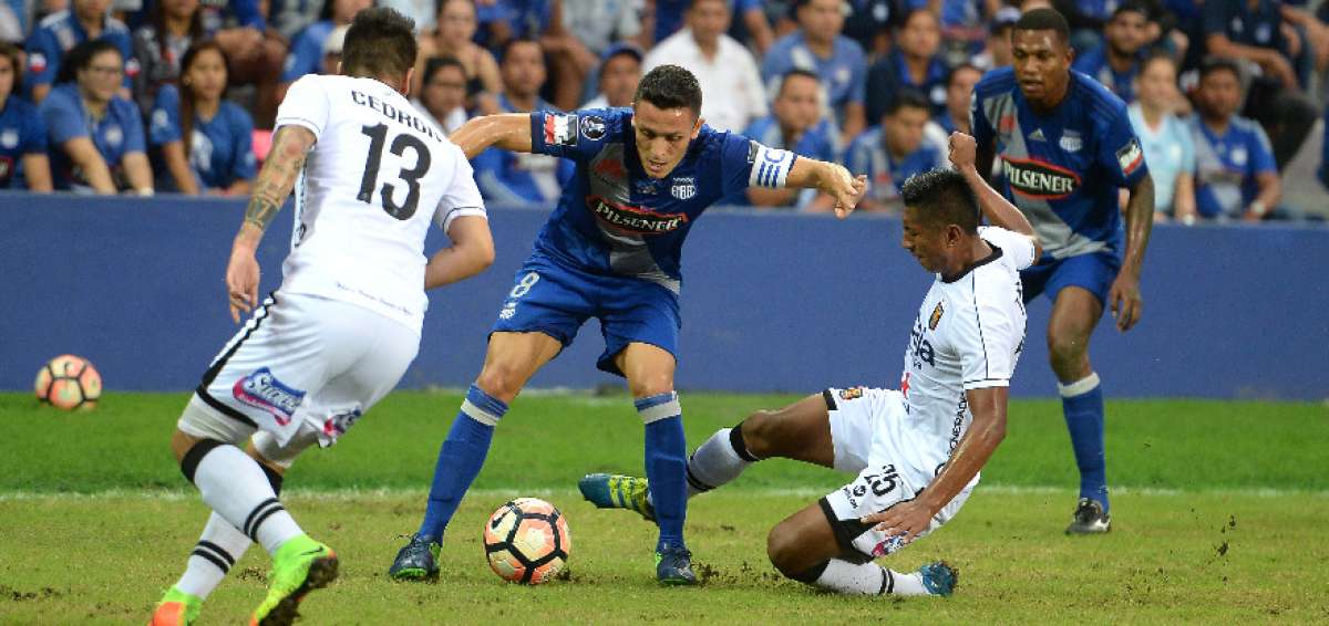 El volante &lsquo;el&eacute;ctrico&rsquo; Marcos Monda&iacute;ni elude la marca de dos jugadores del Melgar. El capit&aacute;n de Emelec fue clave en el sistema ofensivo de Alfredo Arias.      