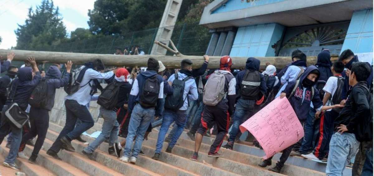 Estudiantes del Mont&uacute;far tumbaron la puerta principal del colegio con troncos.