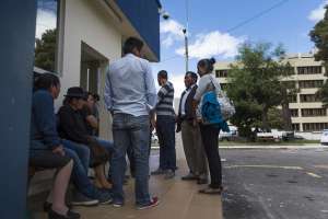 Los familiares del taxista Balladares lo recuerdan como un hombre trabajador.  Ayer esperaron en los exteriores de la morgue para poder retirar el cuerpo. Foto: John Guevara / El Tel&eacute;grafo 