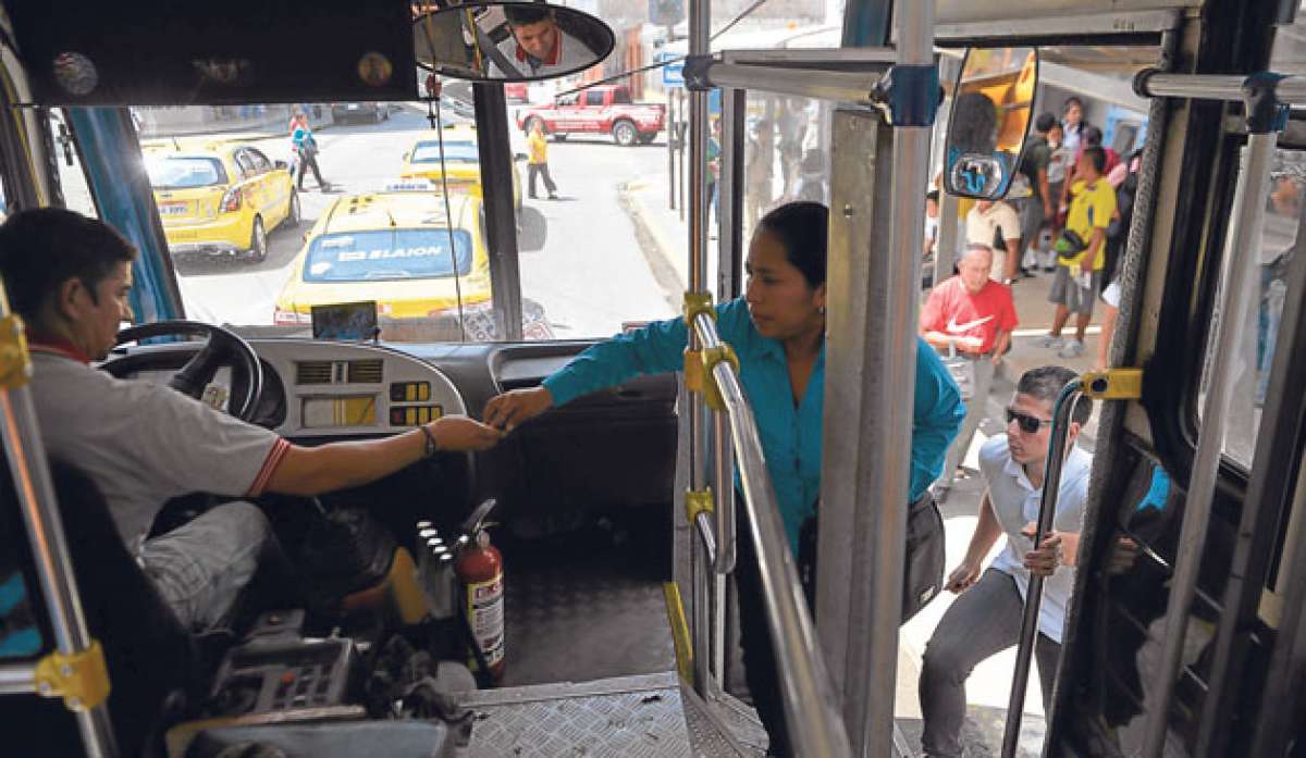 Los usuarios indican que el aumento es justo, pero piden mejoras en las unidades de transporte. Foto: Rodolfo P&aacute;rraga / El Tel&eacute;grafo