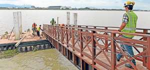 En la rehabilitaci&oacute;n del muelle del Parque Hist&oacute;rico se utiliz&oacute; madera de chanul. El sitio cuenta con dos puntos de descanso y se aumentaron 60 metros lineales. Foto: Jos&eacute; Mor&aacute;n / El Tel&eacute;grafo