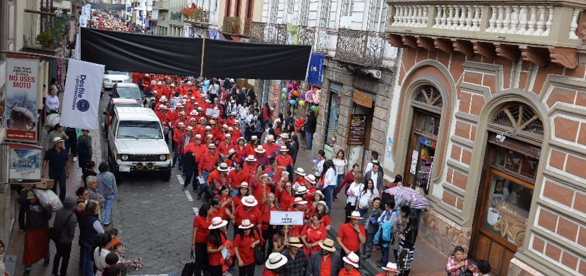 La Universidad de Cuenca celebr&oacute; con un desfile sus 150 a&ntilde;os de creaci&oacute;n