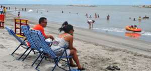 A pesar de los da&ntilde;os que caus&oacute; uno de los oleajes de enero, los lojanos y azuayos visitan la isla de Jambel&iacute;, en la provincia de El Oro.