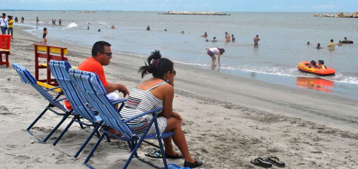 A pesar de los da&ntilde;os que caus&oacute; uno de los oleajes de enero, los lojanos y azuayos visitan la isla de Jambel&iacute;, en la provincia de El Oro.
