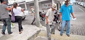 En el centro y otros lugares de Manta hay veredas que tienen accesibilidad pero no en el par&aacute;metro que se requiere. En eso est&aacute; trabajando el Gobierno local a trav&eacute;s del Ccpdm. Foto: Rodolfo P&aacute;rraga / El Tel&eacute;grafo